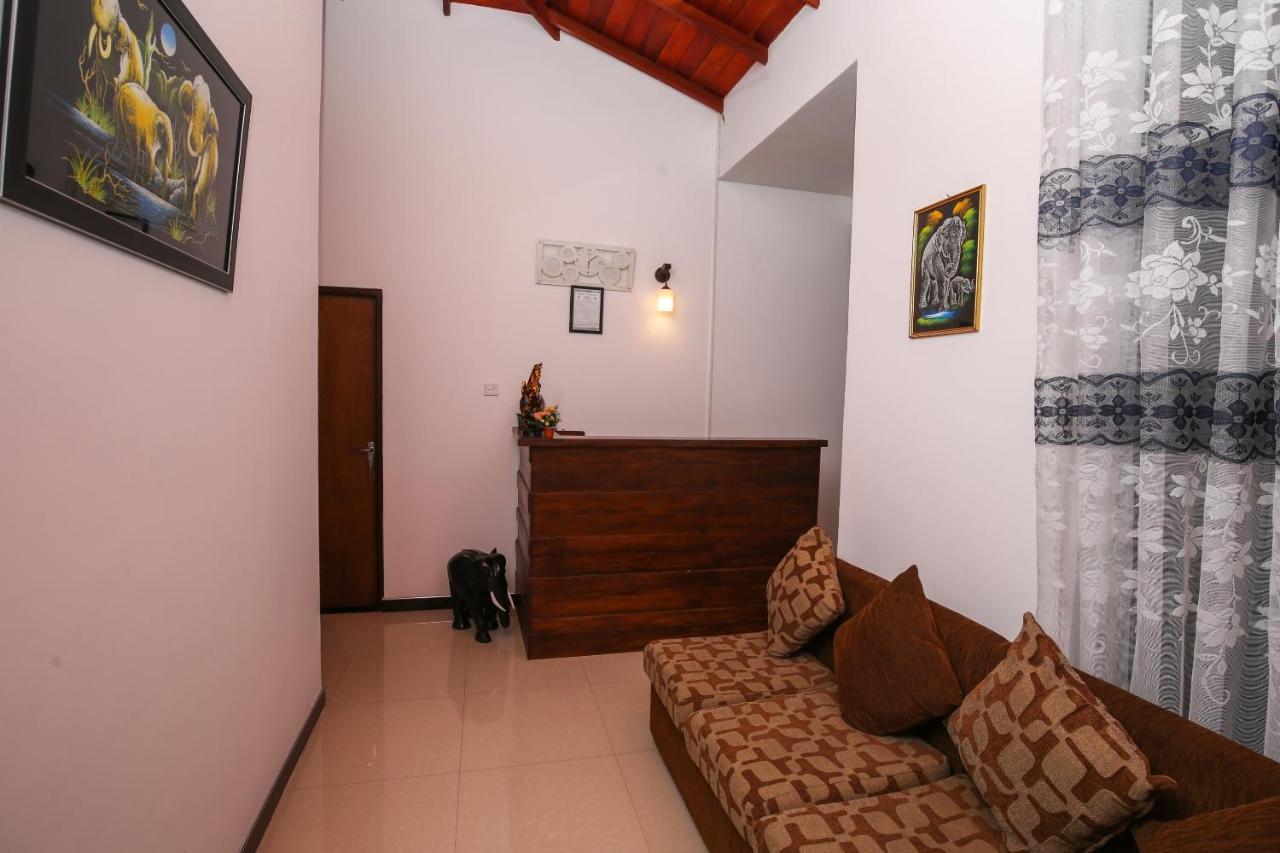 Oyo 438 Sarala Residence Hotel Kandy Eksteriør billede