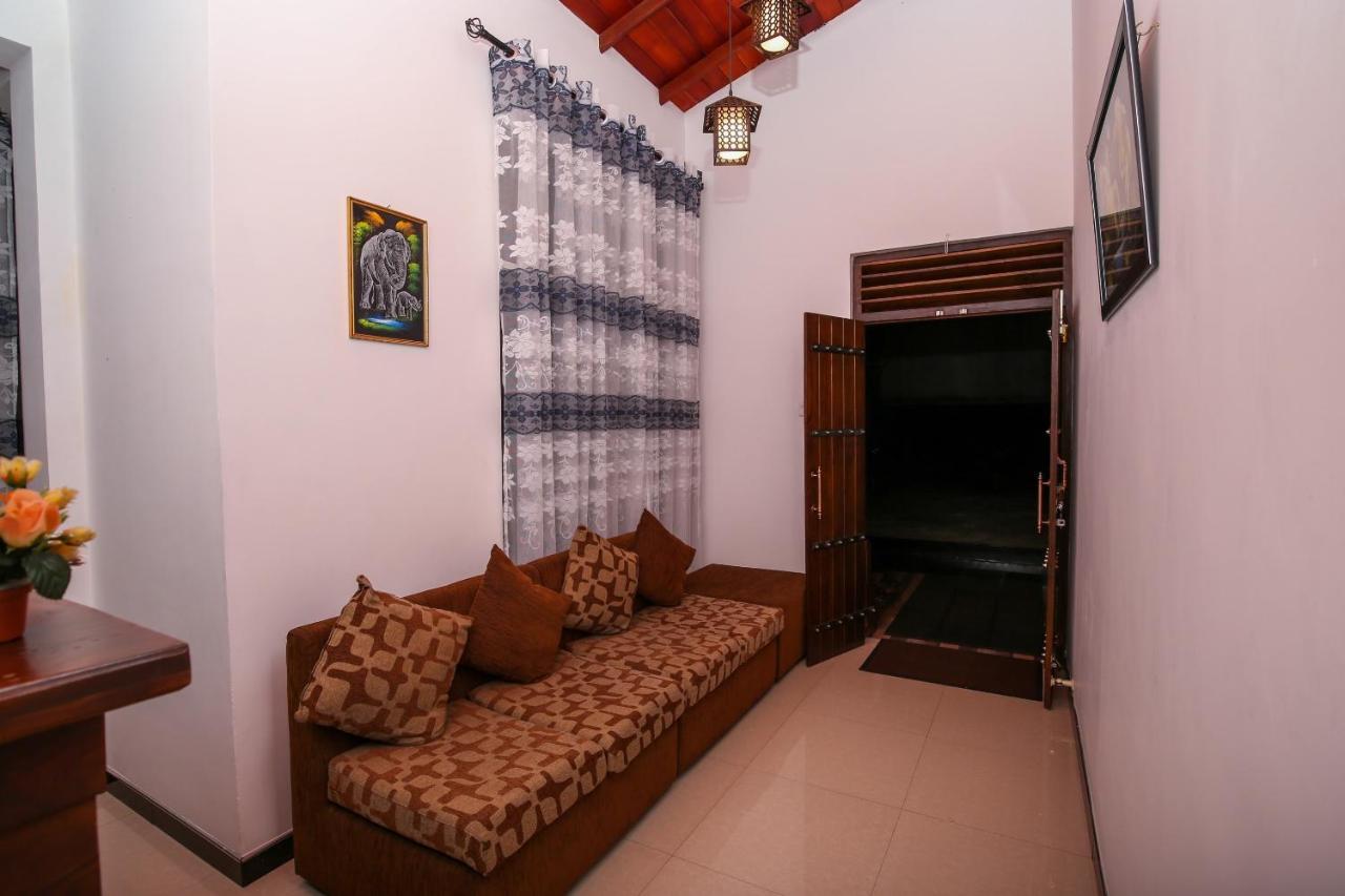 Oyo 438 Sarala Residence Hotel Kandy Eksteriør billede