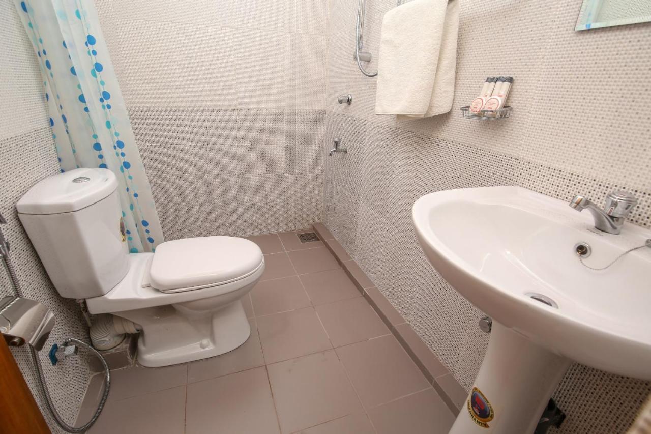 Oyo 438 Sarala Residence Hotel Kandy Eksteriør billede